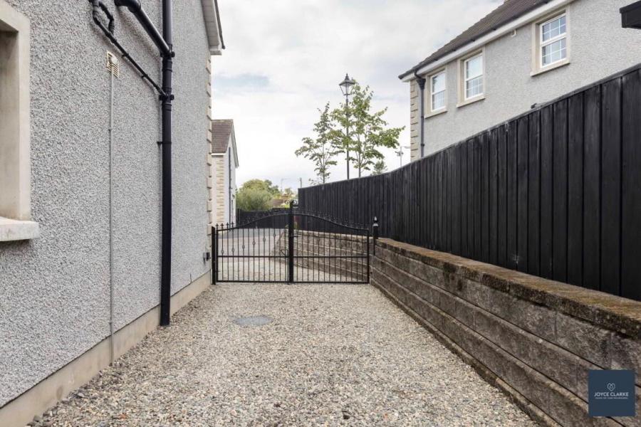 10 Laurelvale Grove