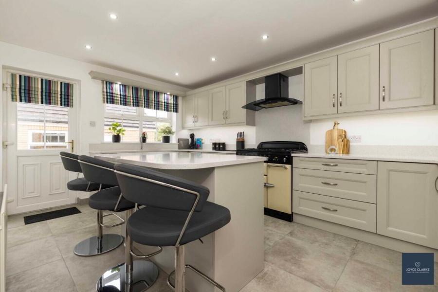 43 Huntingdale Lodge