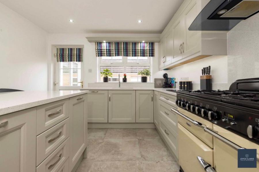 43 Huntingdale Lodge