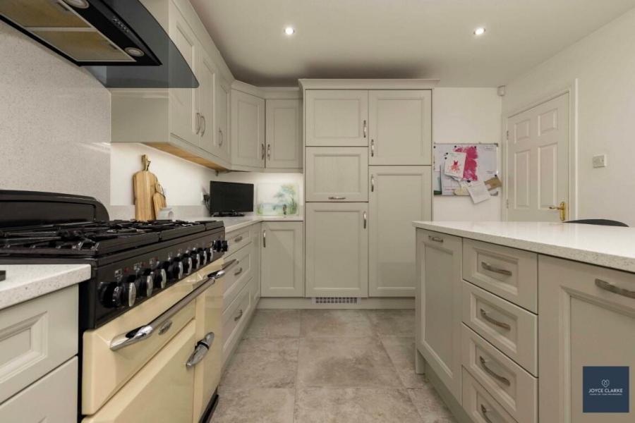 43 Huntingdale Lodge