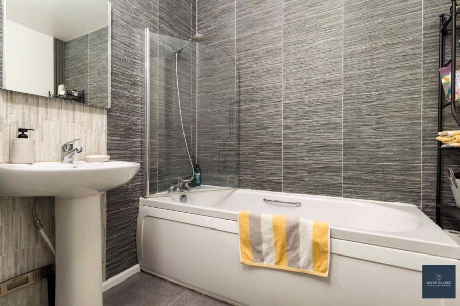 Apartment 3 14 Highgrove Meadows
