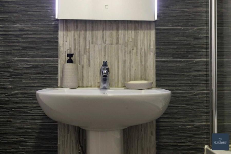 Apartment 3 14 Highgrove Meadows