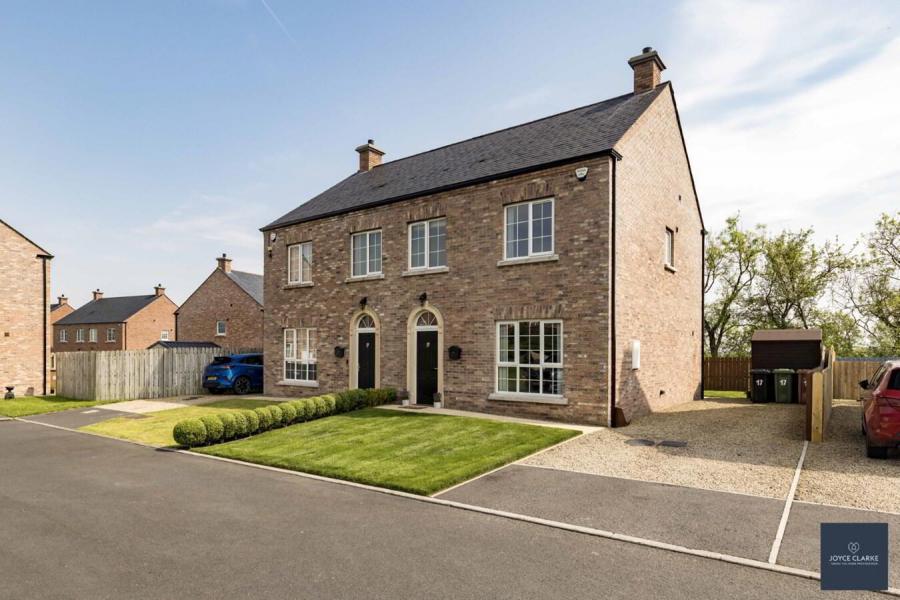 17 Lisnisky Crescent