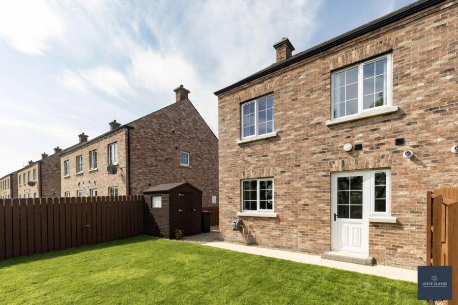 17 Lisnisky Crescent