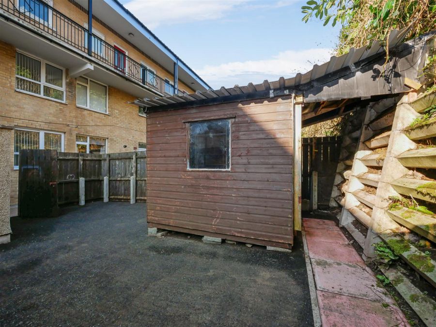 17A Castlehume Gardens, Belvoir Park