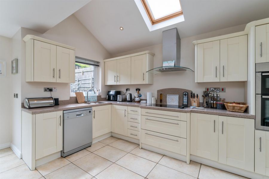 4 Garland Crescent, Manse Road
