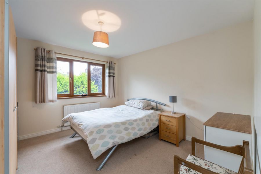 4 Garland Crescent, Manse Road