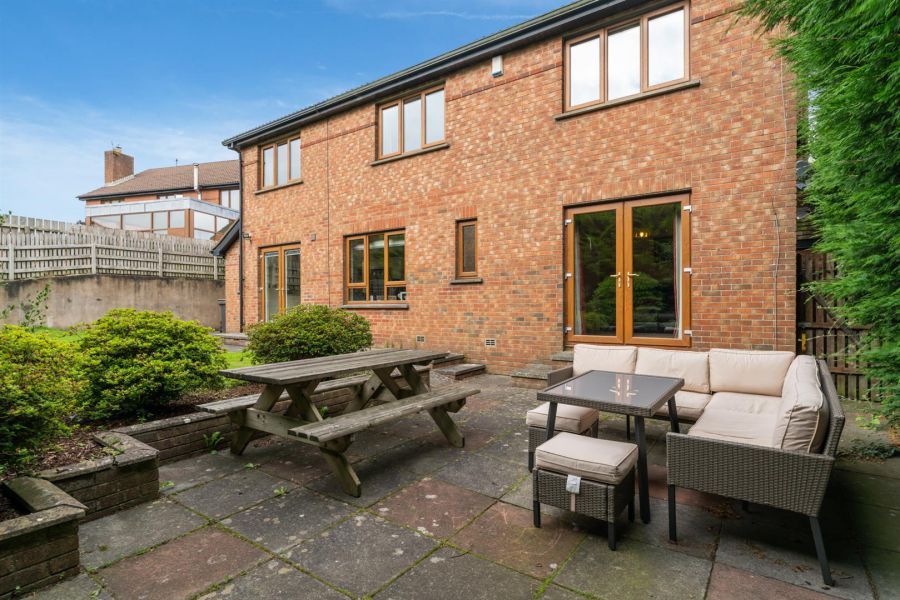 4 Garland Crescent, Manse Road
