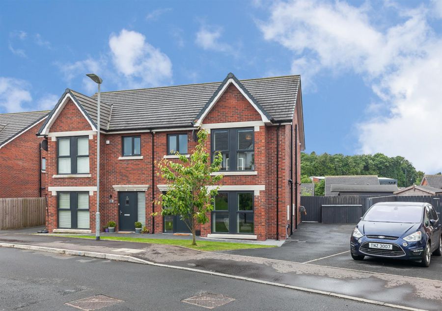 10 Baronsgrange Rise