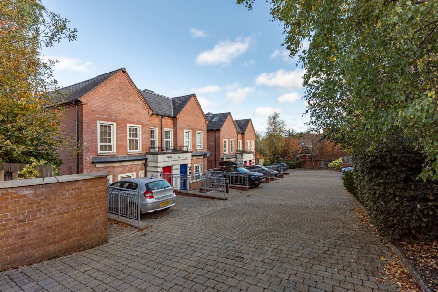 Apt 8 Willowbank Manor