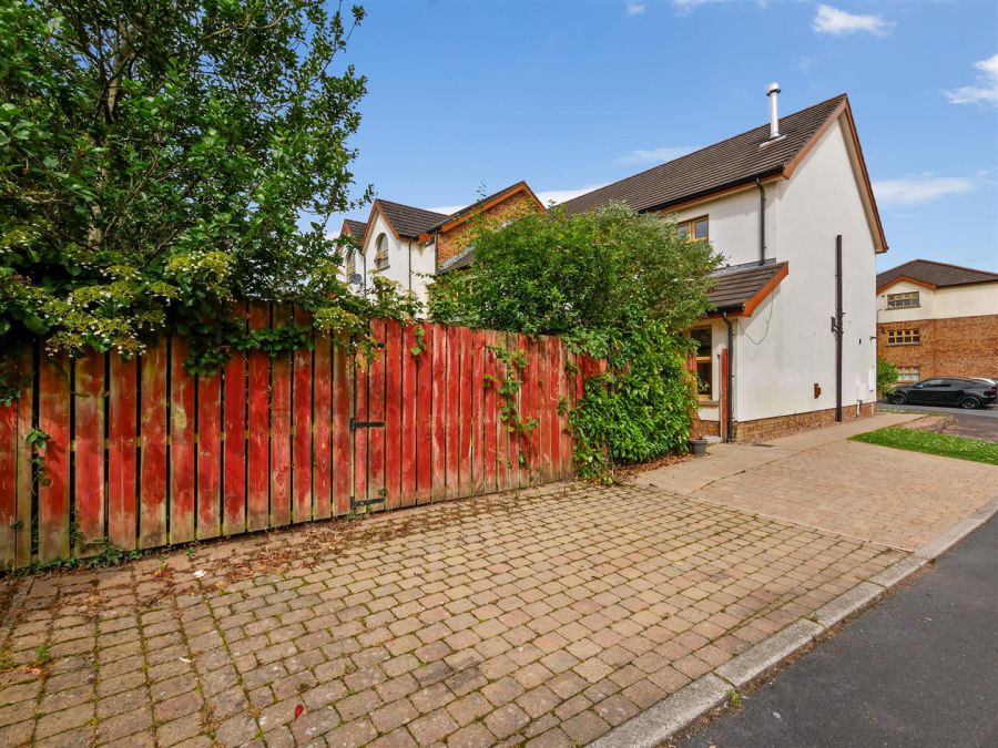 48 Woodrow Gardens, Off Todds Hill