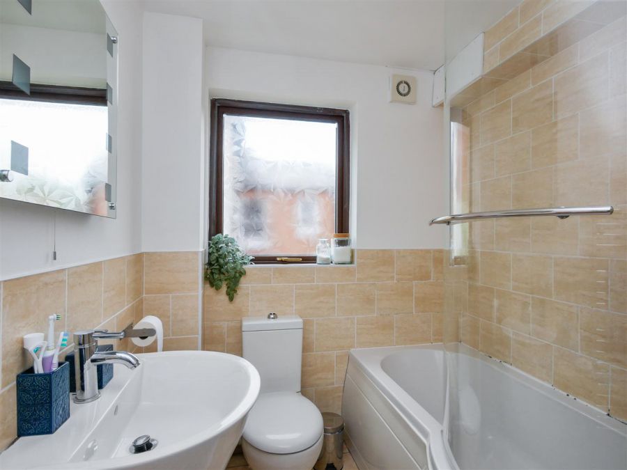 Apt 3, 82a South Parade