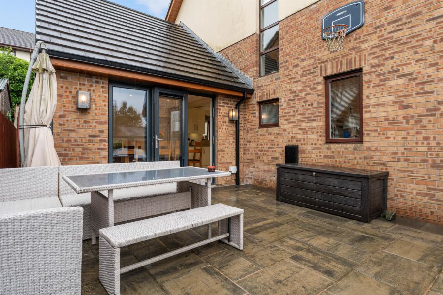 48 Knockbracken Manor