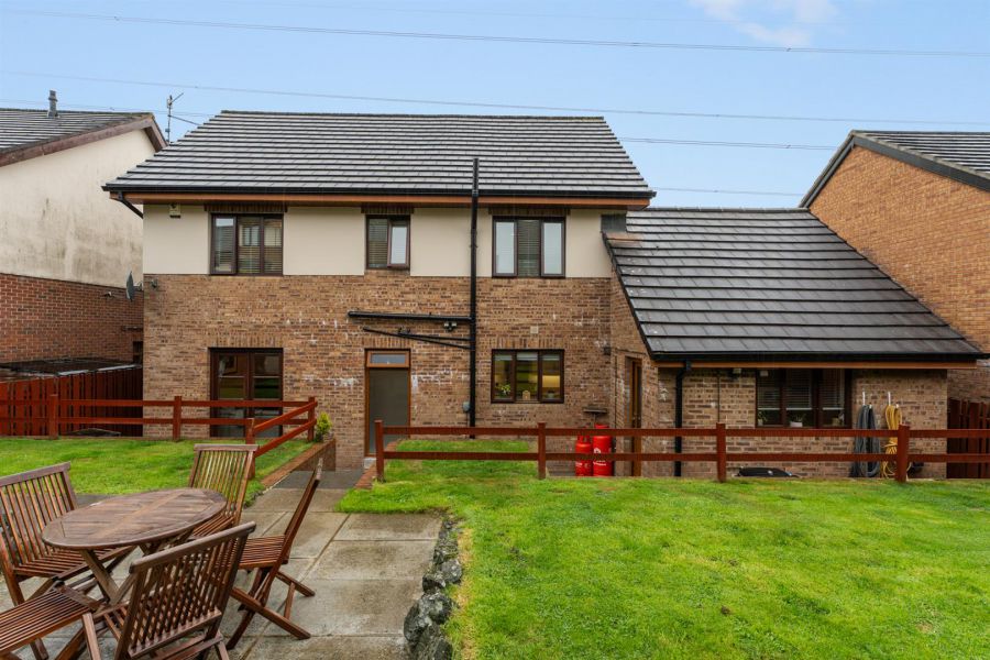 48 Knockbracken Manor