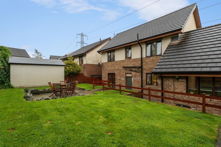 48 Knockbracken Manor