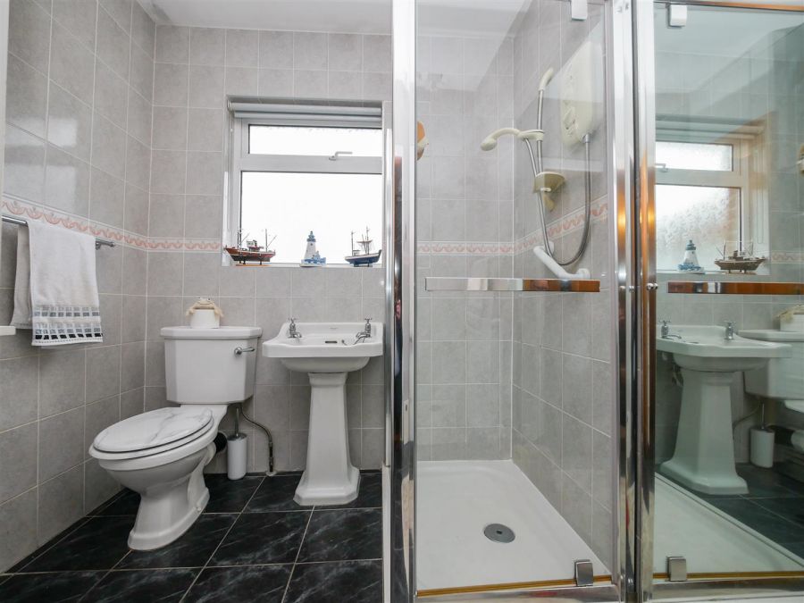 16 Killynure Avenue, Saintfield Road