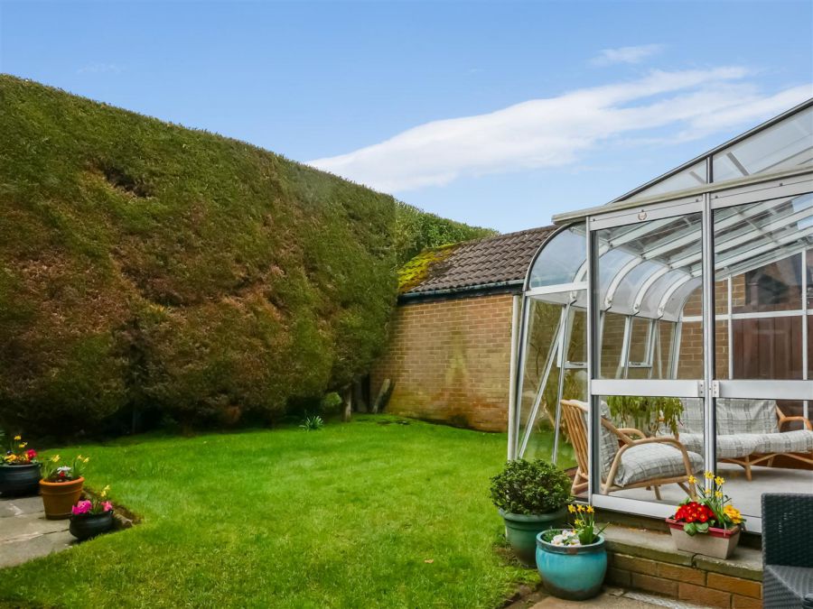 16 Willowbank Crescent