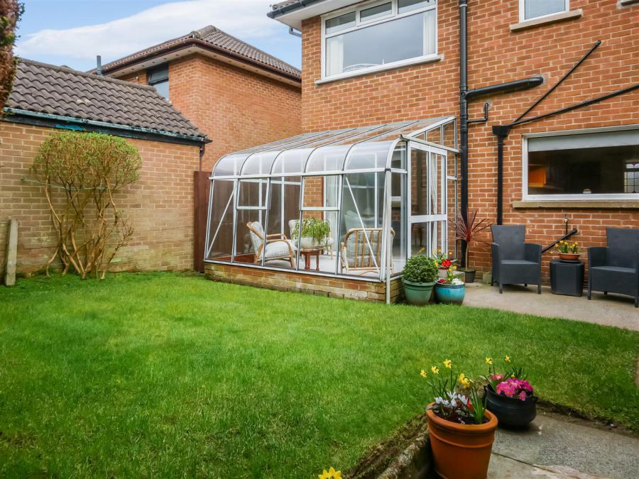 16 Willowbank Crescent