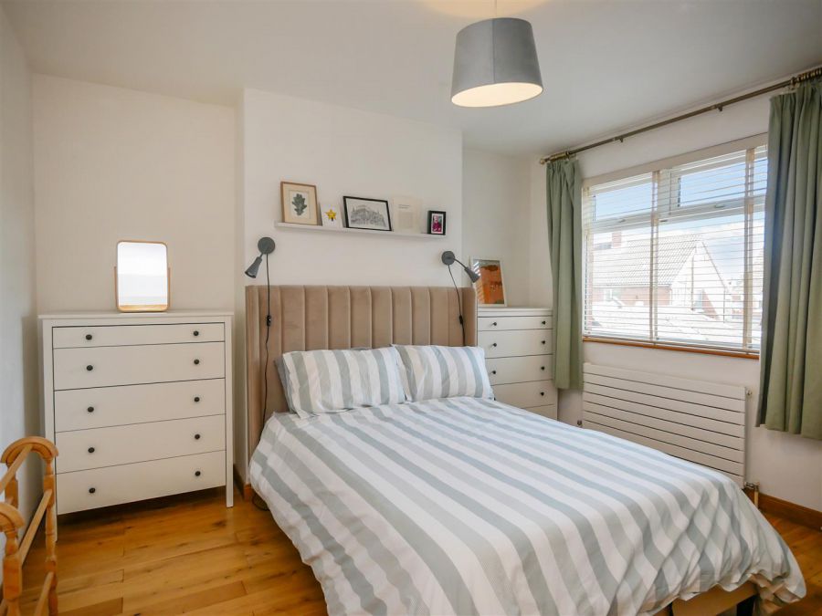 32 Queensberry Park
