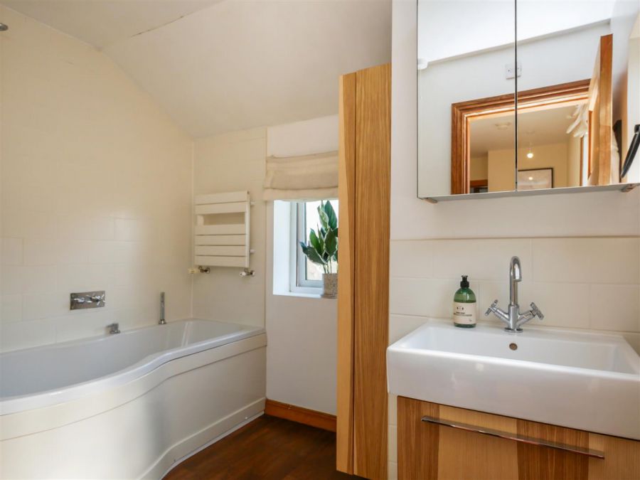 32 Queensberry Park