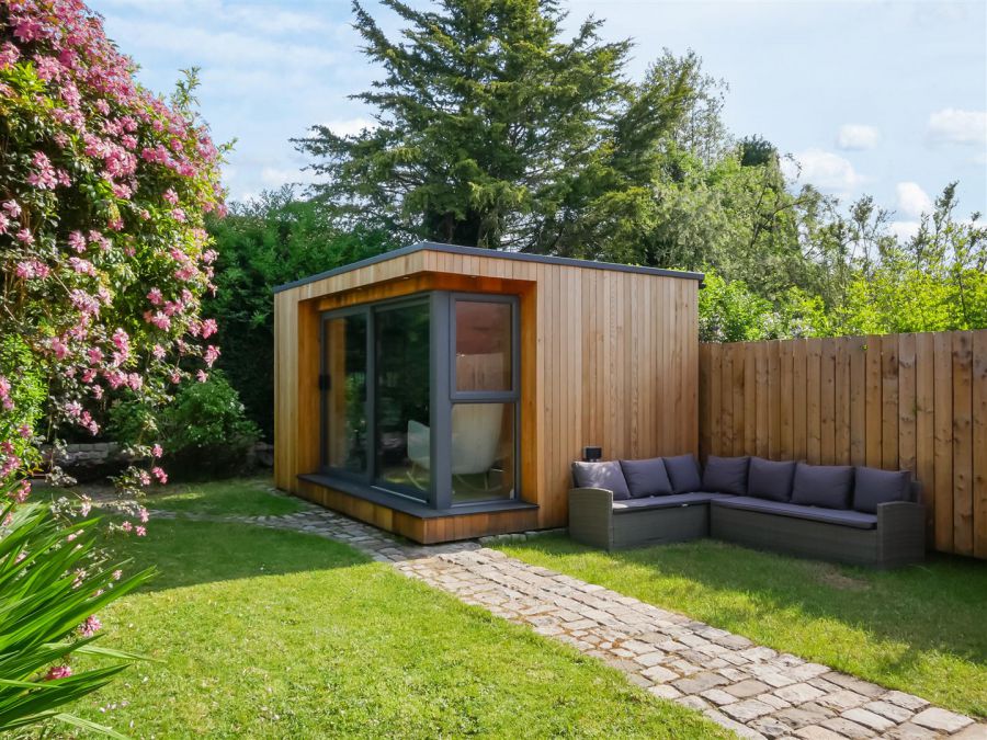 32 Queensberry Park