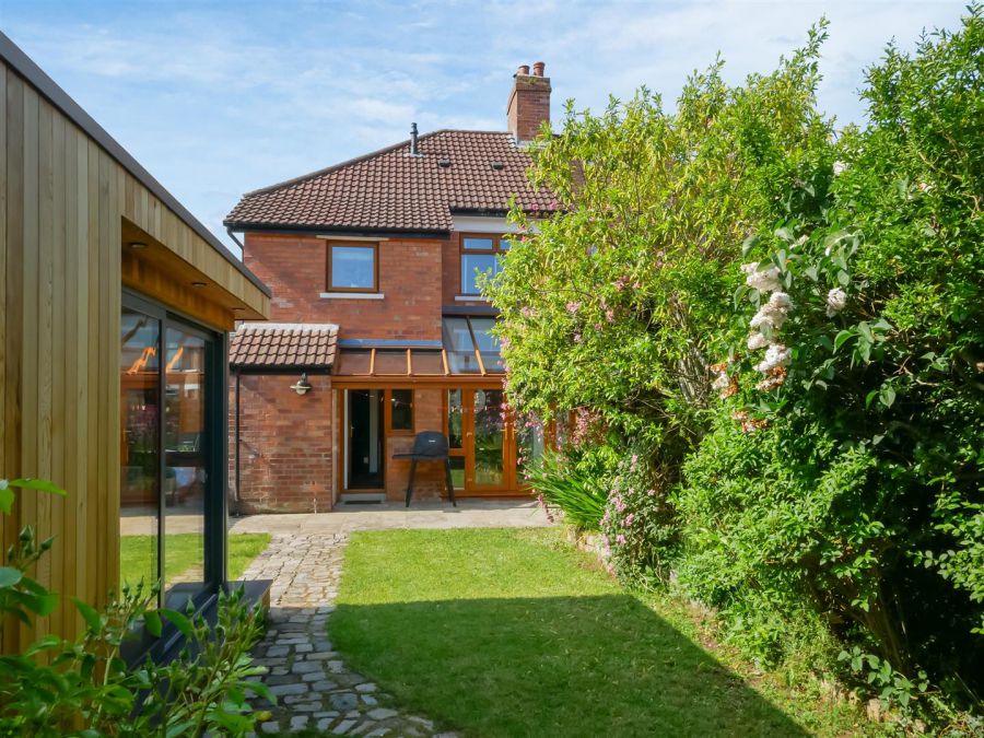 32 Queensberry Park