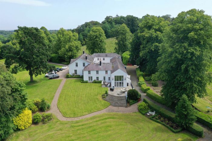 Ballyaughlis Lodge, 238 Ballylesson Road