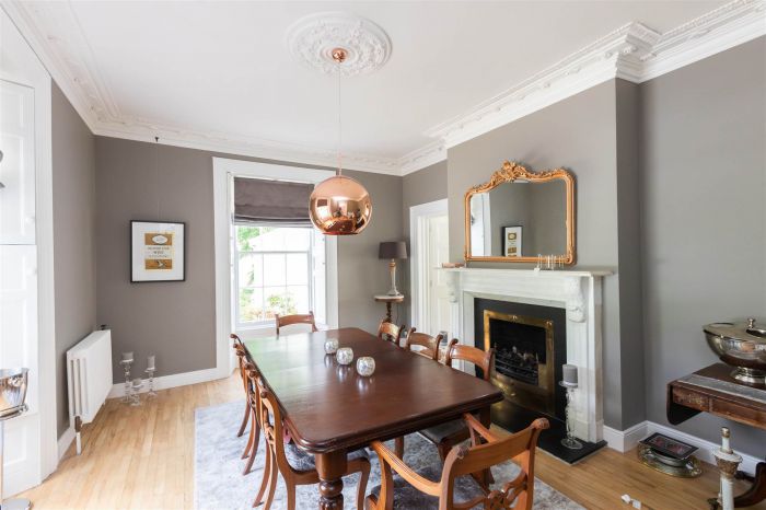 Ballyaughlis Lodge, 238 Ballylesson Road