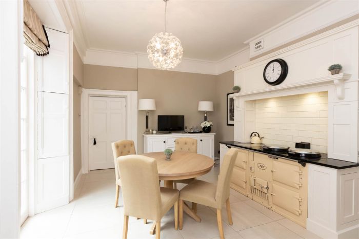 Ballyaughlis Lodge, 238 Ballylesson Road