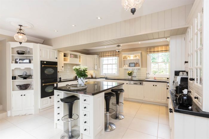 Ballyaughlis Lodge, 238 Ballylesson Road