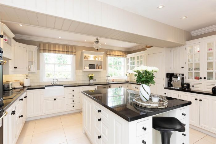 Ballyaughlis Lodge, 238 Ballylesson Road