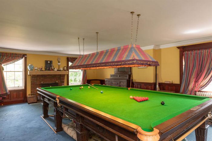 Ballyaughlis Lodge, 238 Ballylesson Road