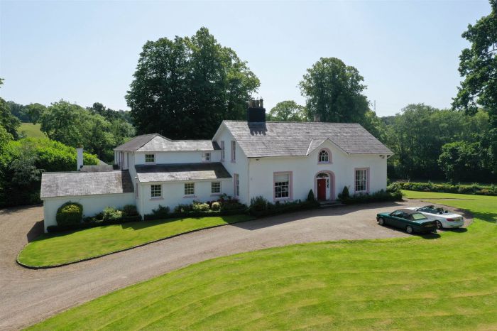 Ballyaughlis Lodge, 238 Ballylesson Road