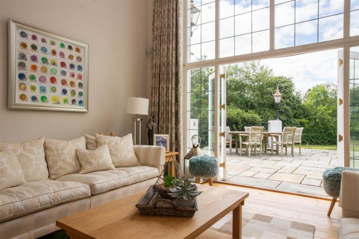 Ballyaughlis Lodge, 238 Ballylesson Road