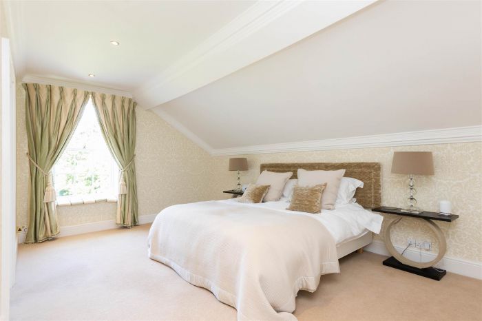 Ballyaughlis Lodge, 238 Ballylesson Road