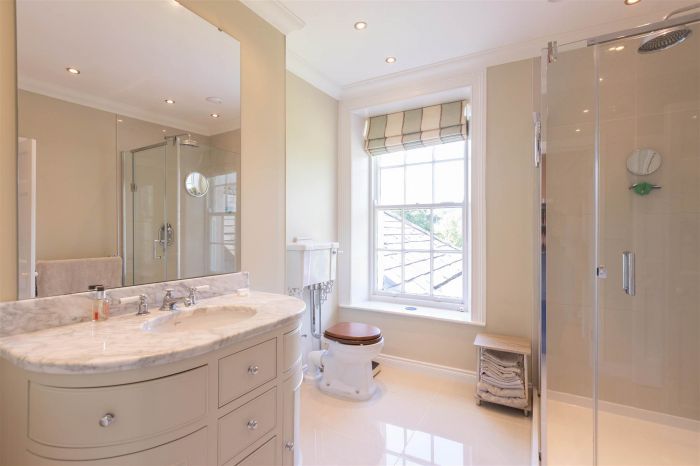 Ballyaughlis Lodge, 238 Ballylesson Road