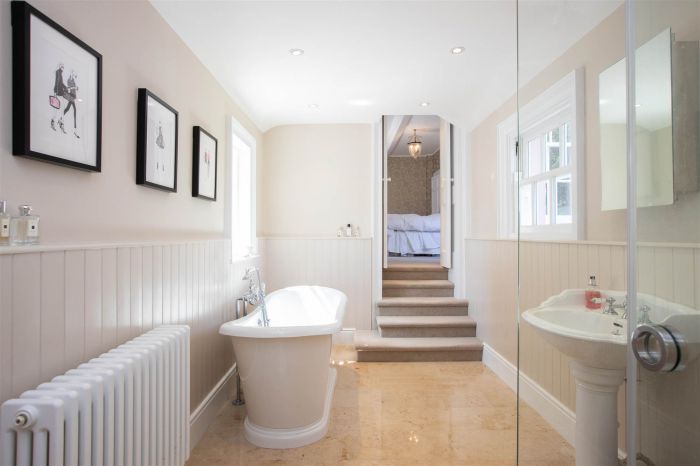 Ballyaughlis Lodge, 238 Ballylesson Road