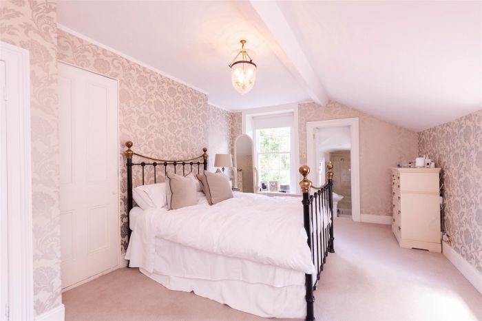 Ballyaughlis Lodge, 238 Ballylesson Road