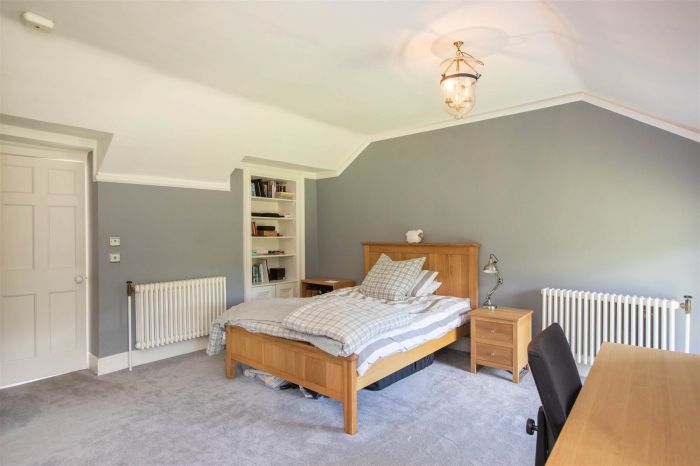 Ballyaughlis Lodge, 238 Ballylesson Road