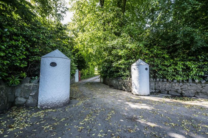 Ballyaughlis Lodge, 238 Ballylesson Road