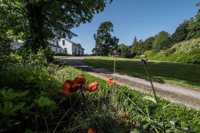 Ballyaughlis Lodge, 238 Ballylesson Road