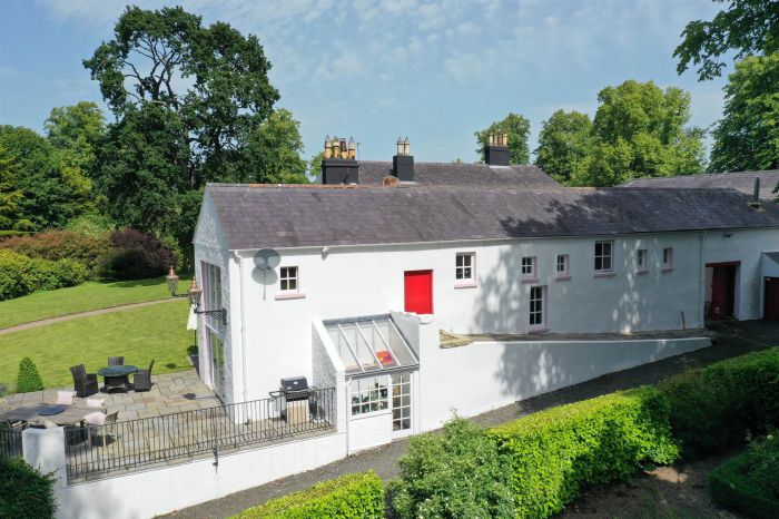 Ballyaughlis Lodge, 238 Ballylesson Road