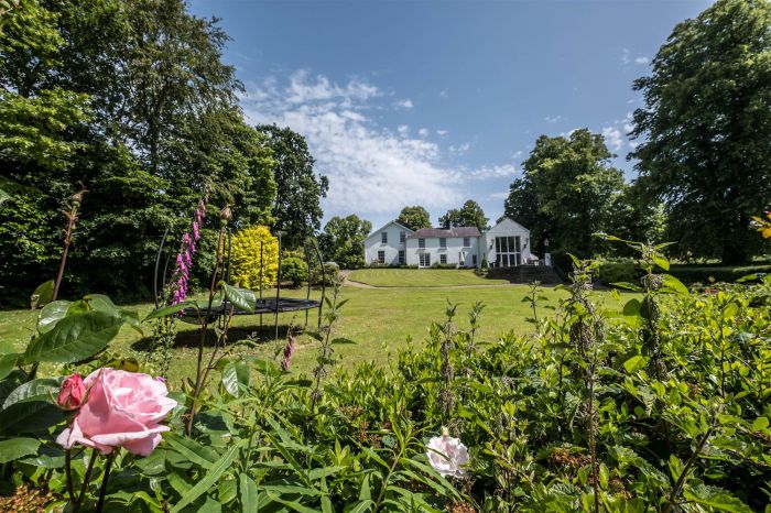 Ballyaughlis Lodge, 238 Ballylesson Road