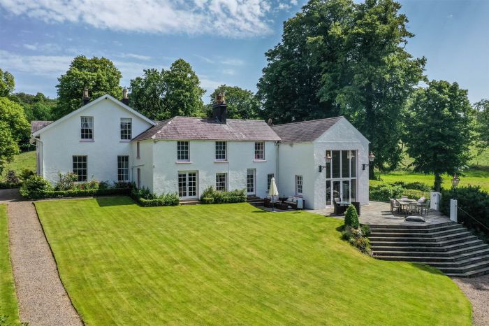 Ballyaughlis Lodge, 238 Ballylesson Road