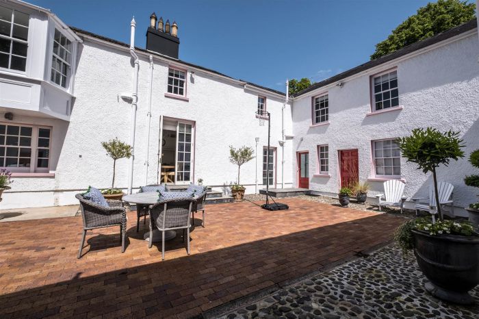 Ballyaughlis Lodge, 238 Ballylesson Road