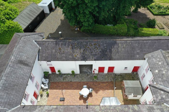 Ballyaughlis Lodge, 238 Ballylesson Road