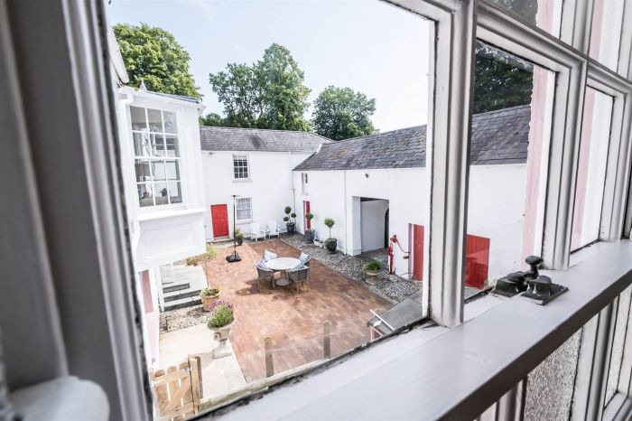 Ballyaughlis Lodge, 238 Ballylesson Road