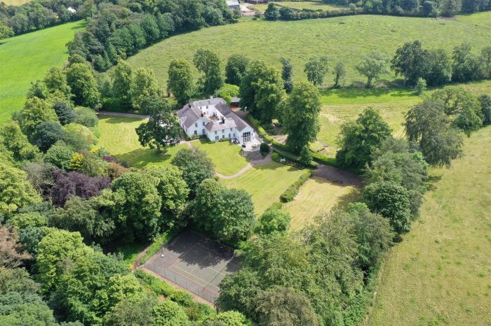 Ballyaughlis Lodge, 238 Ballylesson Road