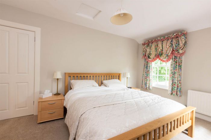 Ballyaughlis Lodge, 238 Ballylesson Road