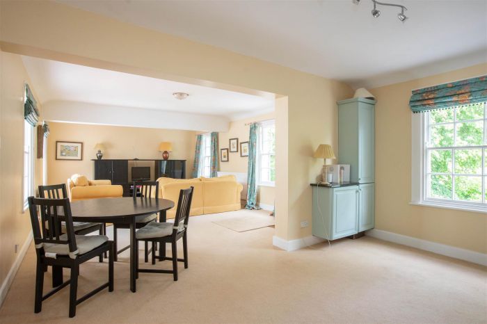 Ballyaughlis Lodge, 238 Ballylesson Road